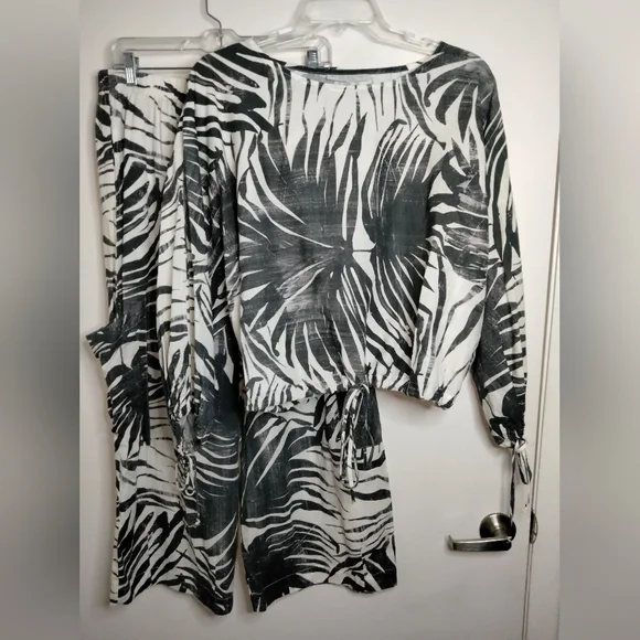 bryn Walker (Size M) Crop Top/(Size L) Crop Pants Leaf Print (2PC) Matching Set
